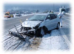 突然の降雪に備え、早めに冬の準備(冬タイヤ装着・タイヤチェーンの携行)をしましょう。のイメージ画像