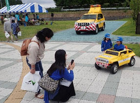 ภาพถ่ายประสบการณ์การขับขี่รถยนต์ขนาดเล็กของตำรวจ