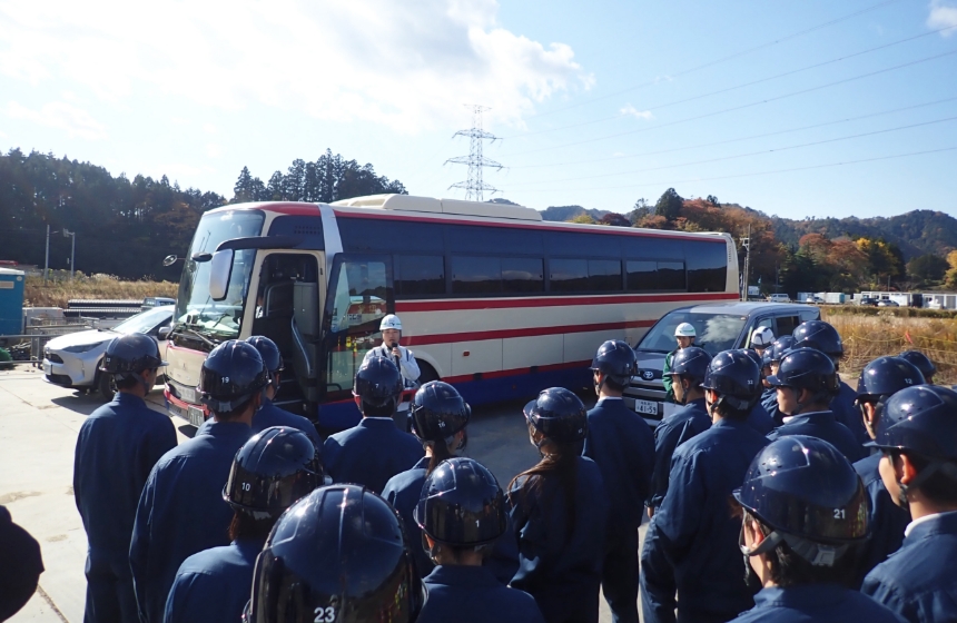 熱心に質問する様子(平工業高校の生徒)