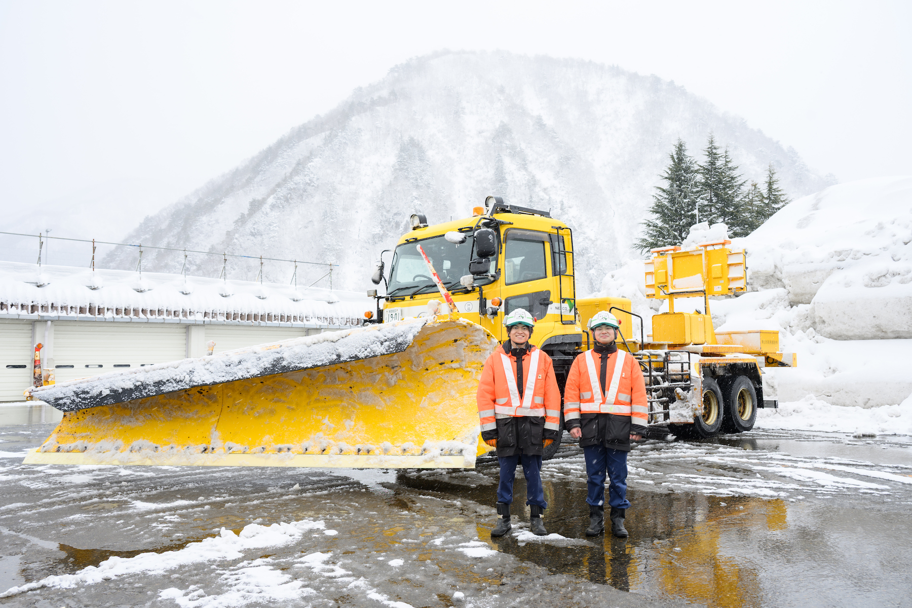 安全を支え、物流を動かす──除雪作業に挑む2人に迫る
