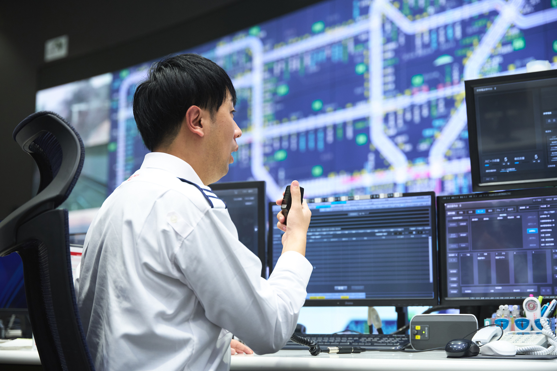 管制室で働く染谷さん