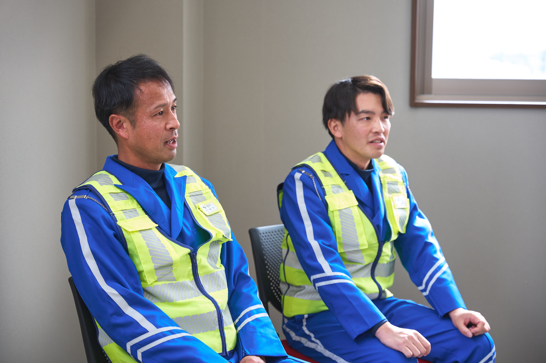 （左から）根本副所長、小松隊員