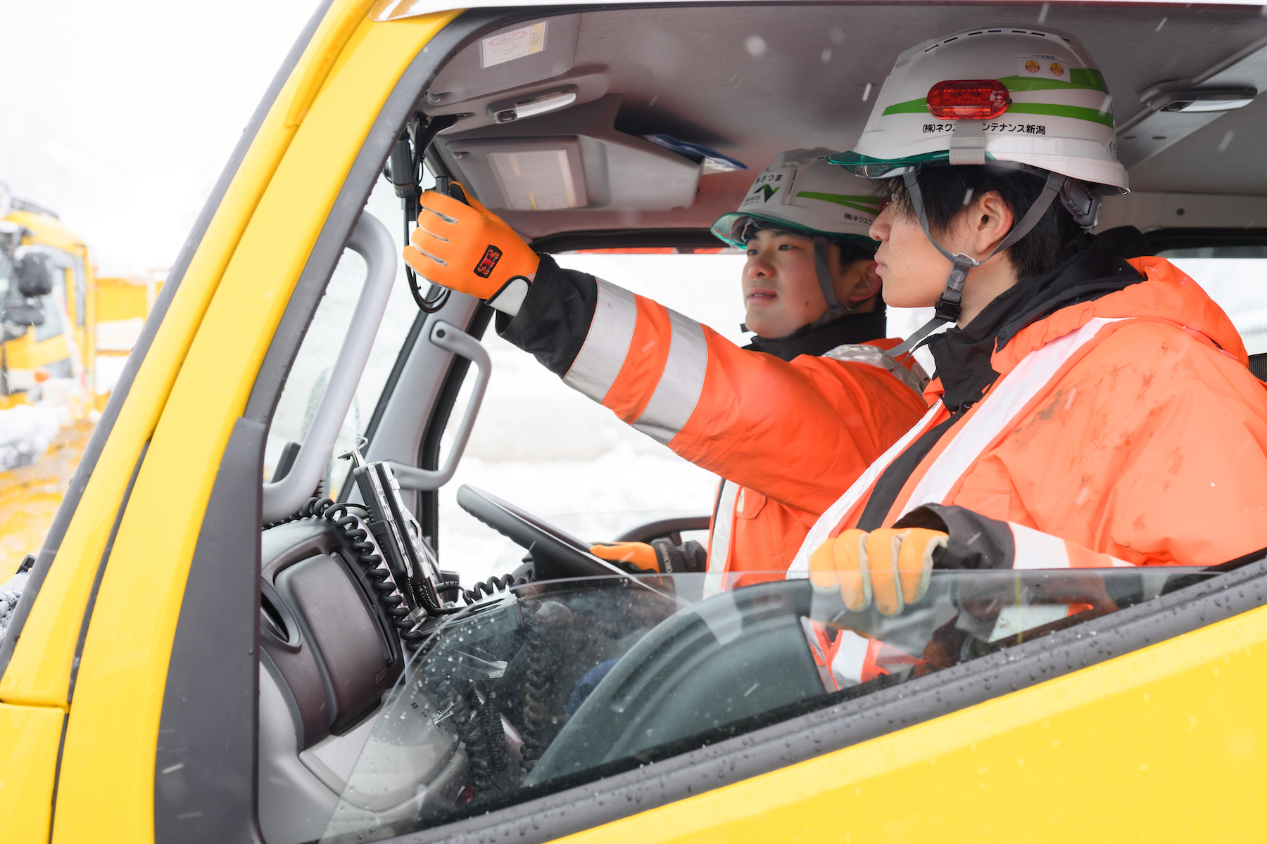 除雪トラックに乗る朝妻さんたち