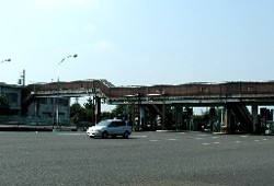 屋上通路の例（第三京浜道路&nbsp;玉川本線料金所）の写真